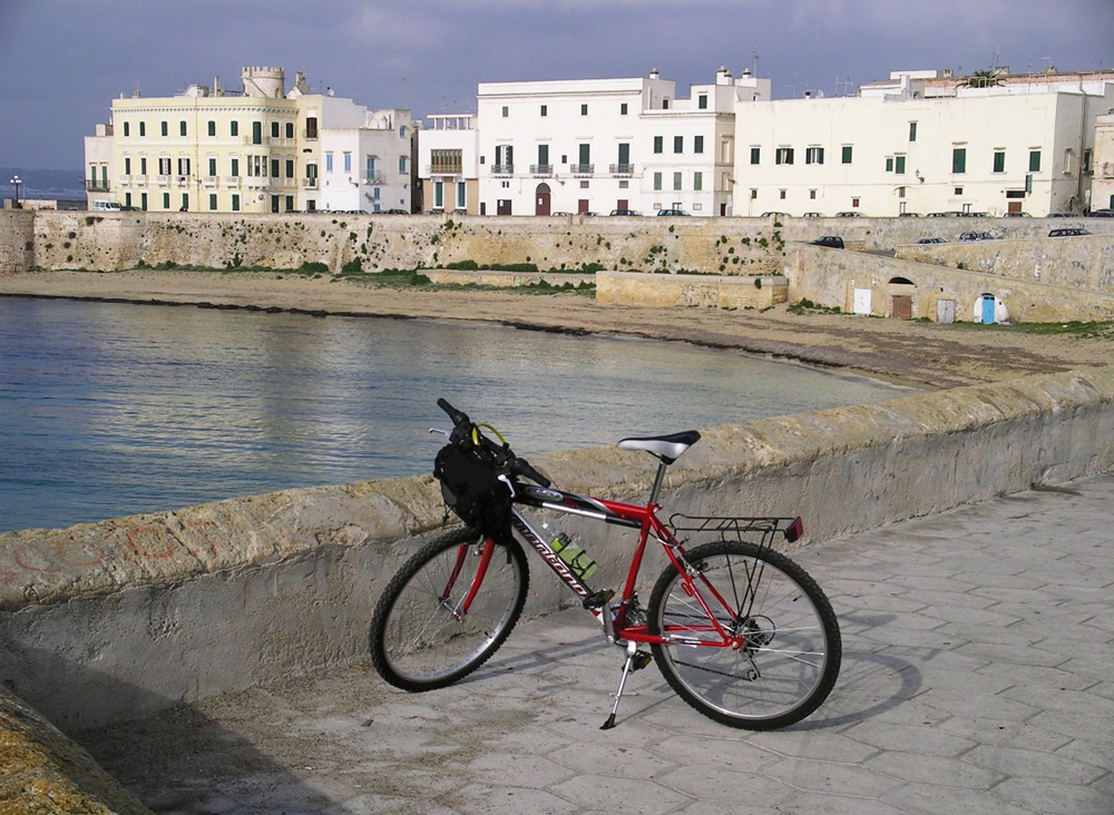 In bici in riva al mare a Gallipoli