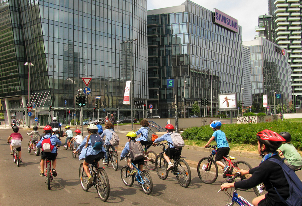 Bambini in bici in centro a Milano