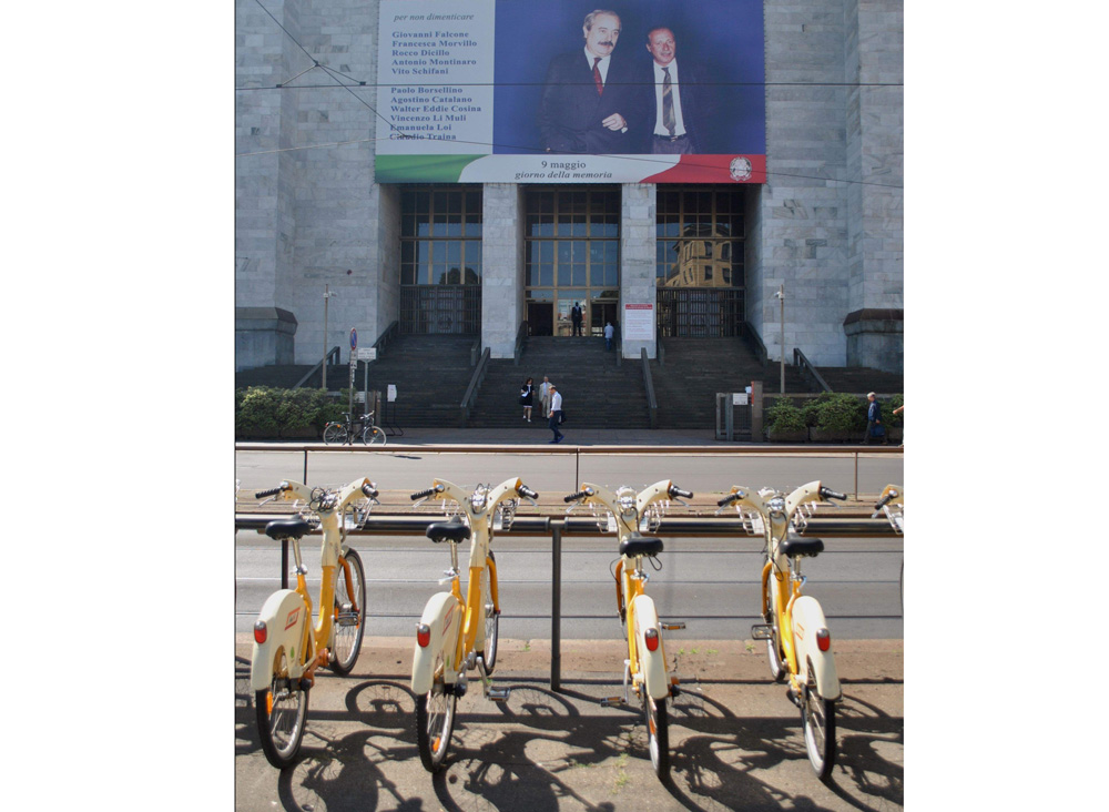 Bike sharing davanti al Tribunale di Milano