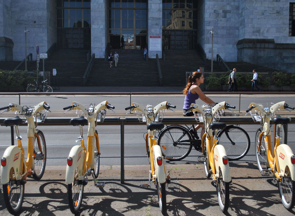 in bici davanti al Tribunale di Milano