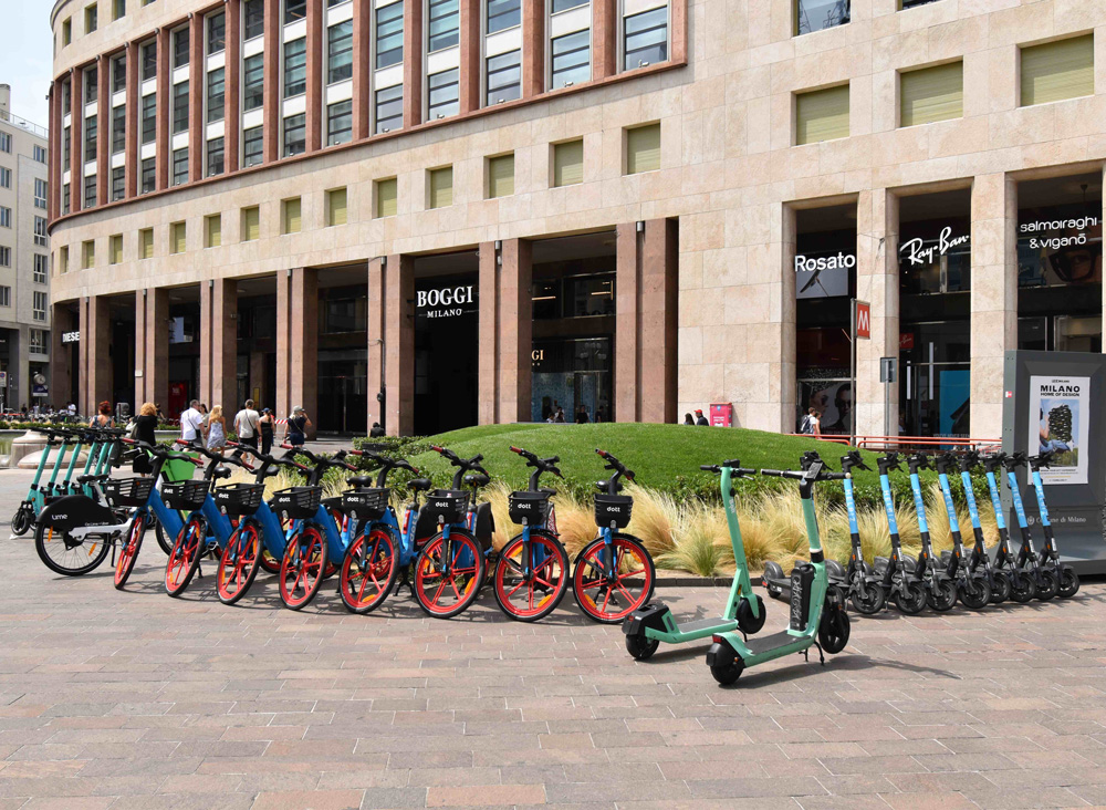 Bike sharing in Piazza San Babila a Milano