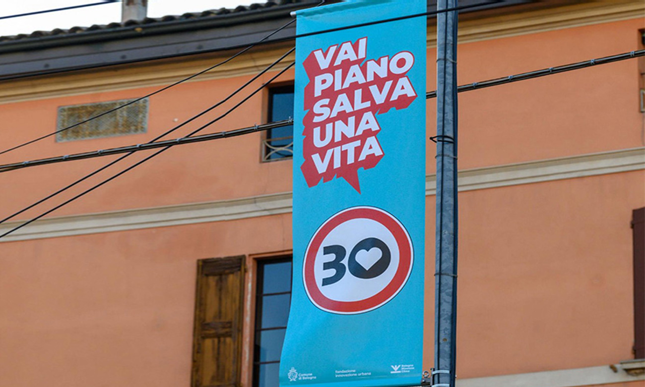 Uno stendardo di Bologna Città 30