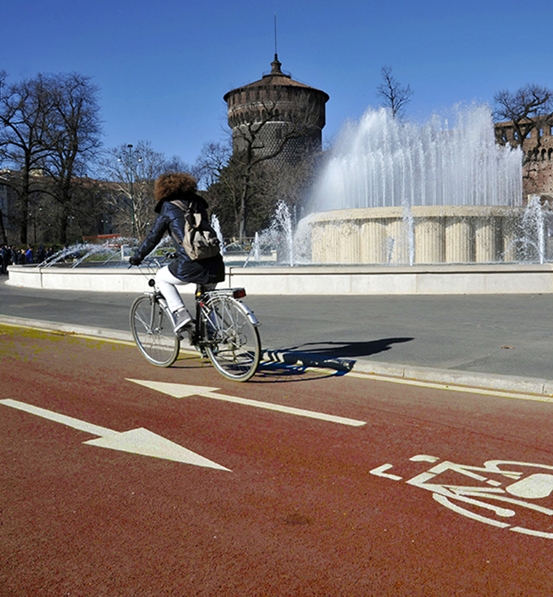Mobilita in Città, la nuova pista ciclabile davanti al Castello Sforzesco di Milano