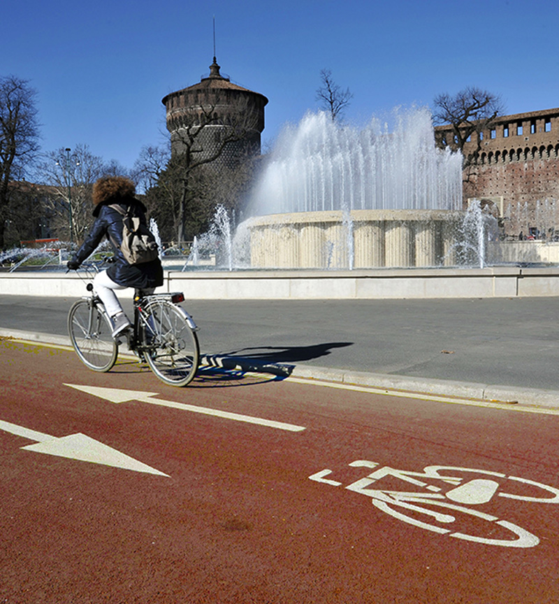 Mobilita in Città, la nuova pista ciclabile davanti al Castello Sforzesco di Milano