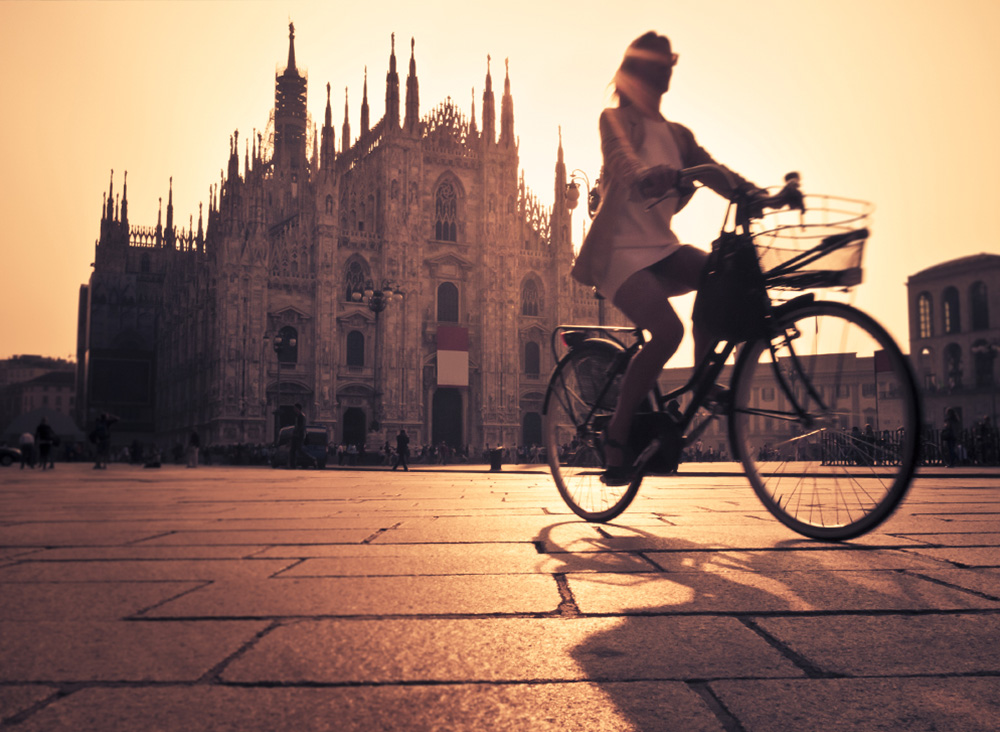 Andare in bicicletta in centro a Milano all'alba in Duomo