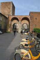 La Pusterla vista da piazza Sant'Ambrogio